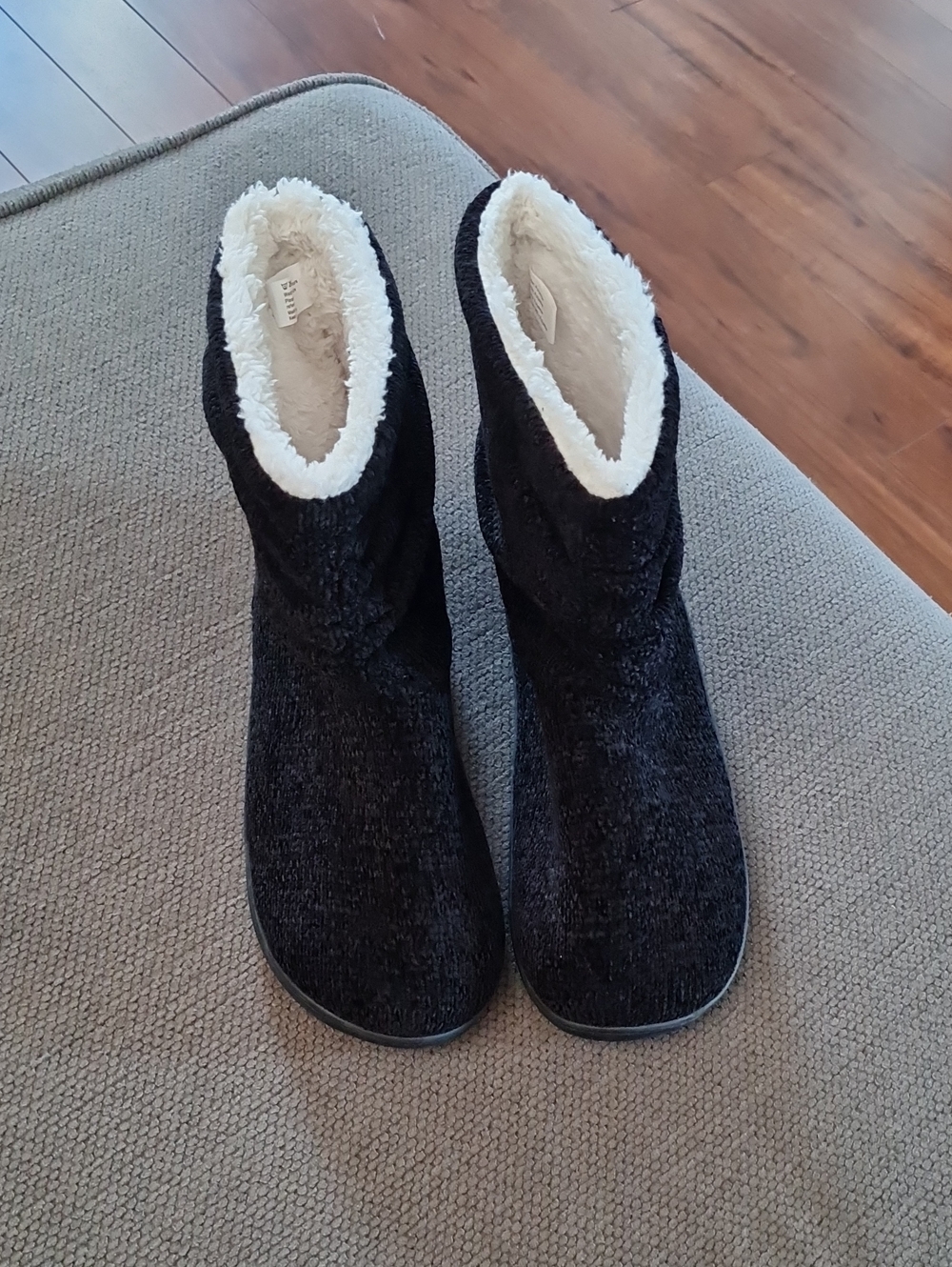 Cozy Women's Black Bootie Slippers with Sherpa Lining